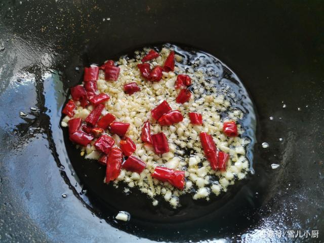 這個(gè)海鮮被稱作“小人仙”，肉質(zhì)肥美，用這個(gè)方法做，一盤(pán)不夠吃