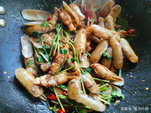 這個(gè)海鮮被稱作“小人仙”，肉質(zhì)肥美，用這個(gè)方法做，一盤(pán)不夠吃